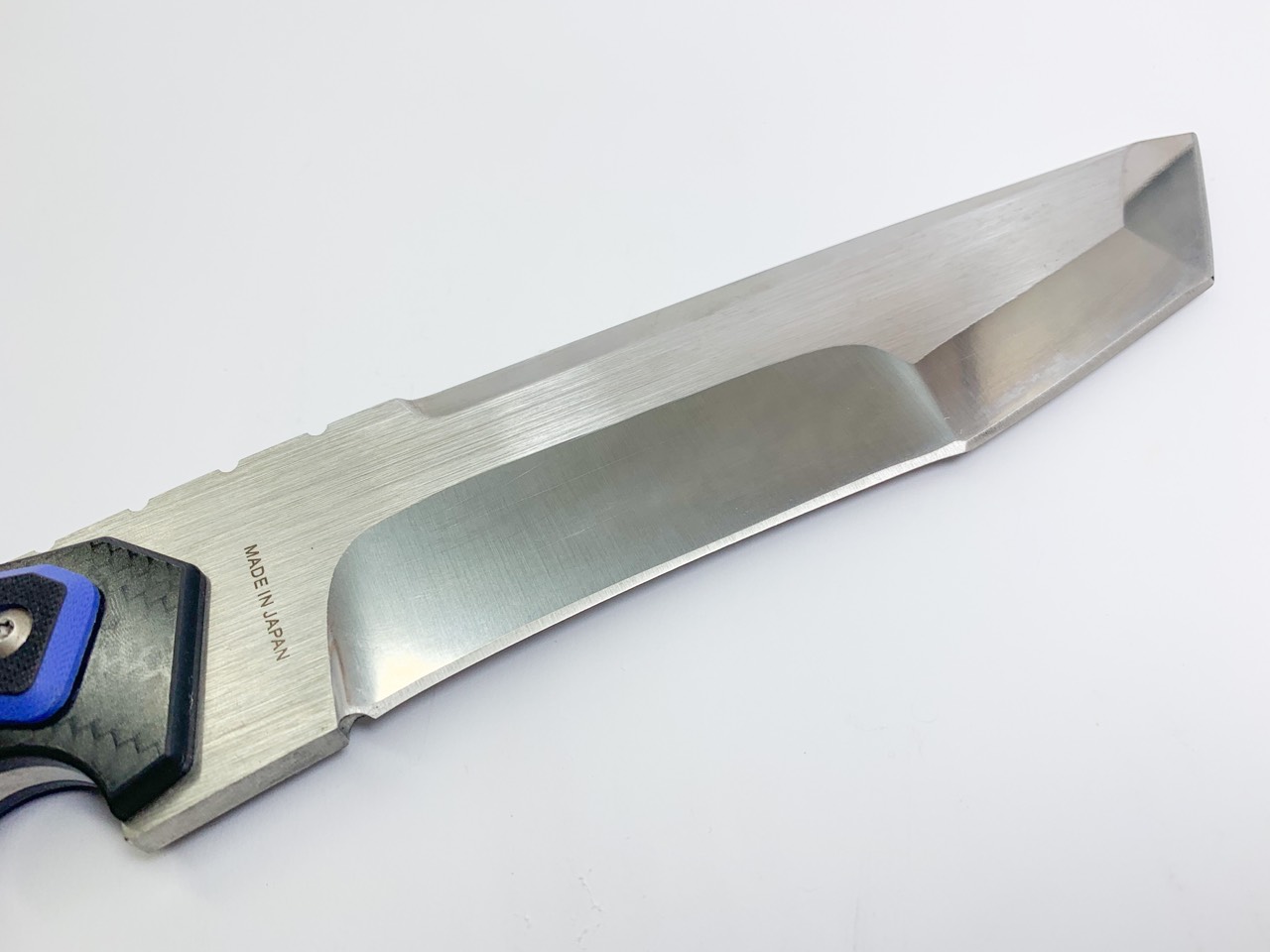 Масивен ловен нож с футуристично острие Made in Japan