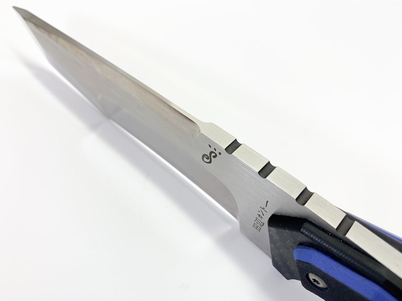 Масивен ловен нож с футуристично острие Made in Japan
