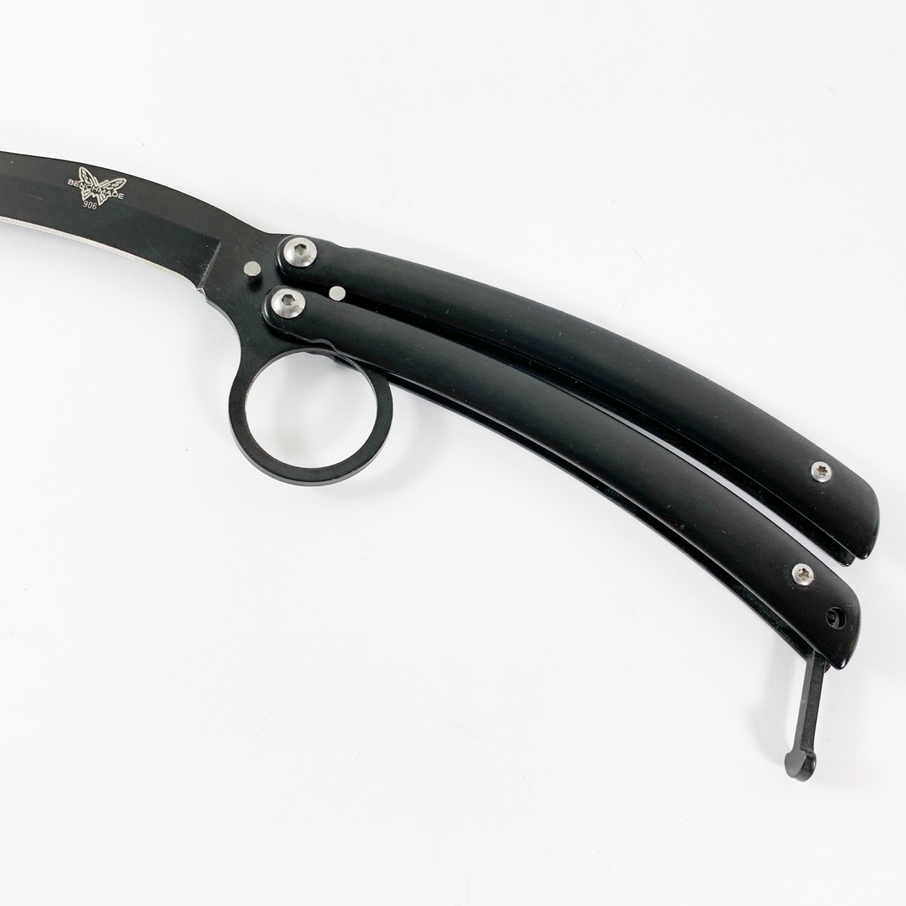 Нож пеперуда остър с черно острие и отвор за показалеца Benchmade 906