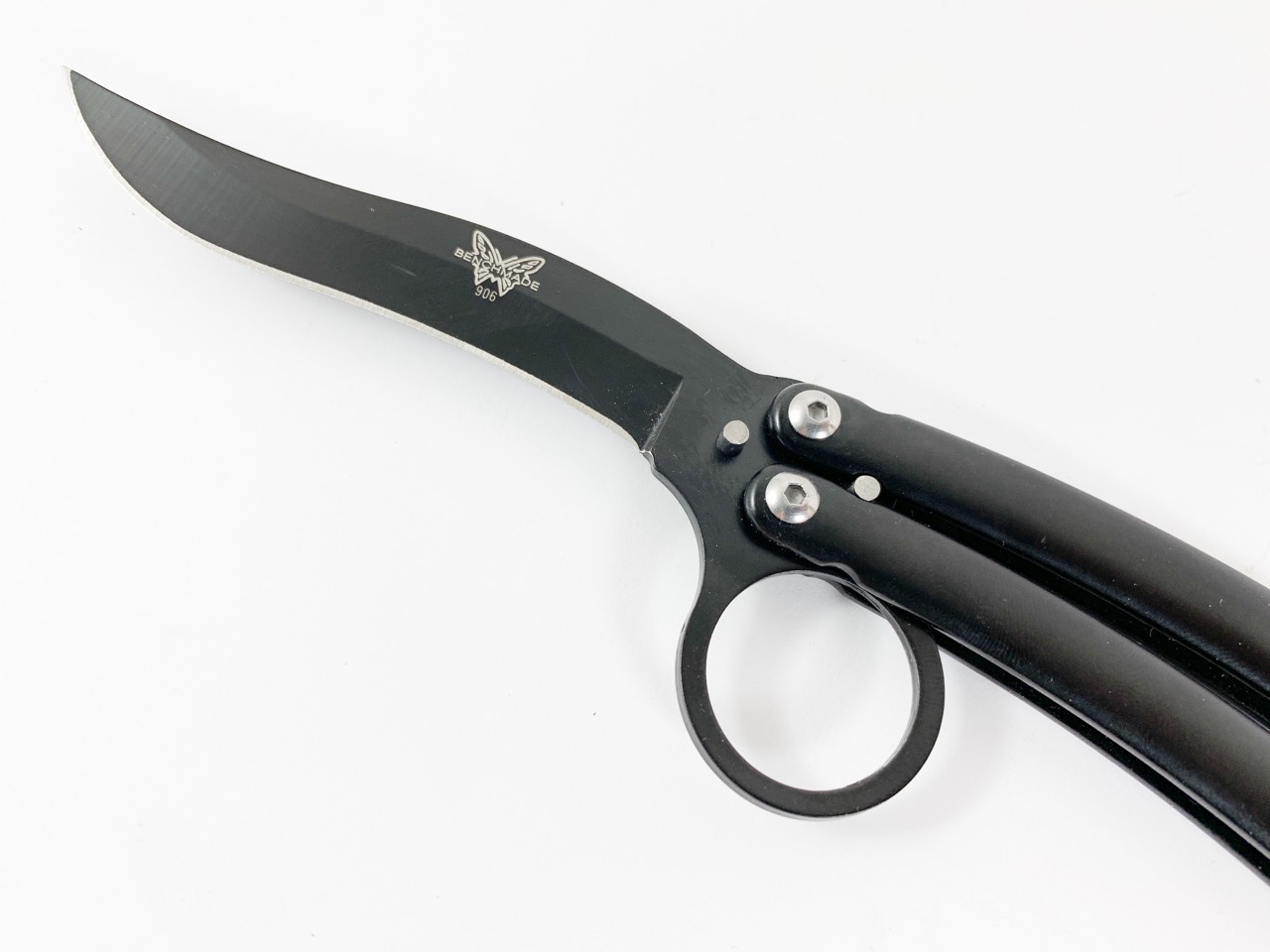 Нож пеперуда остър с черно острие и отвор за показалеца Benchmade 906