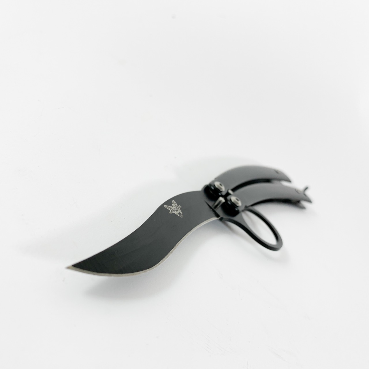 Нож пеперуда остър с черно острие и отвор за показалеца Benchmade 906