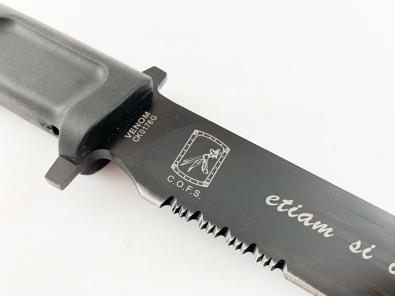 Нож ловен Extrema Ratio Venom, black handle italy с 1/3 серетирано острие