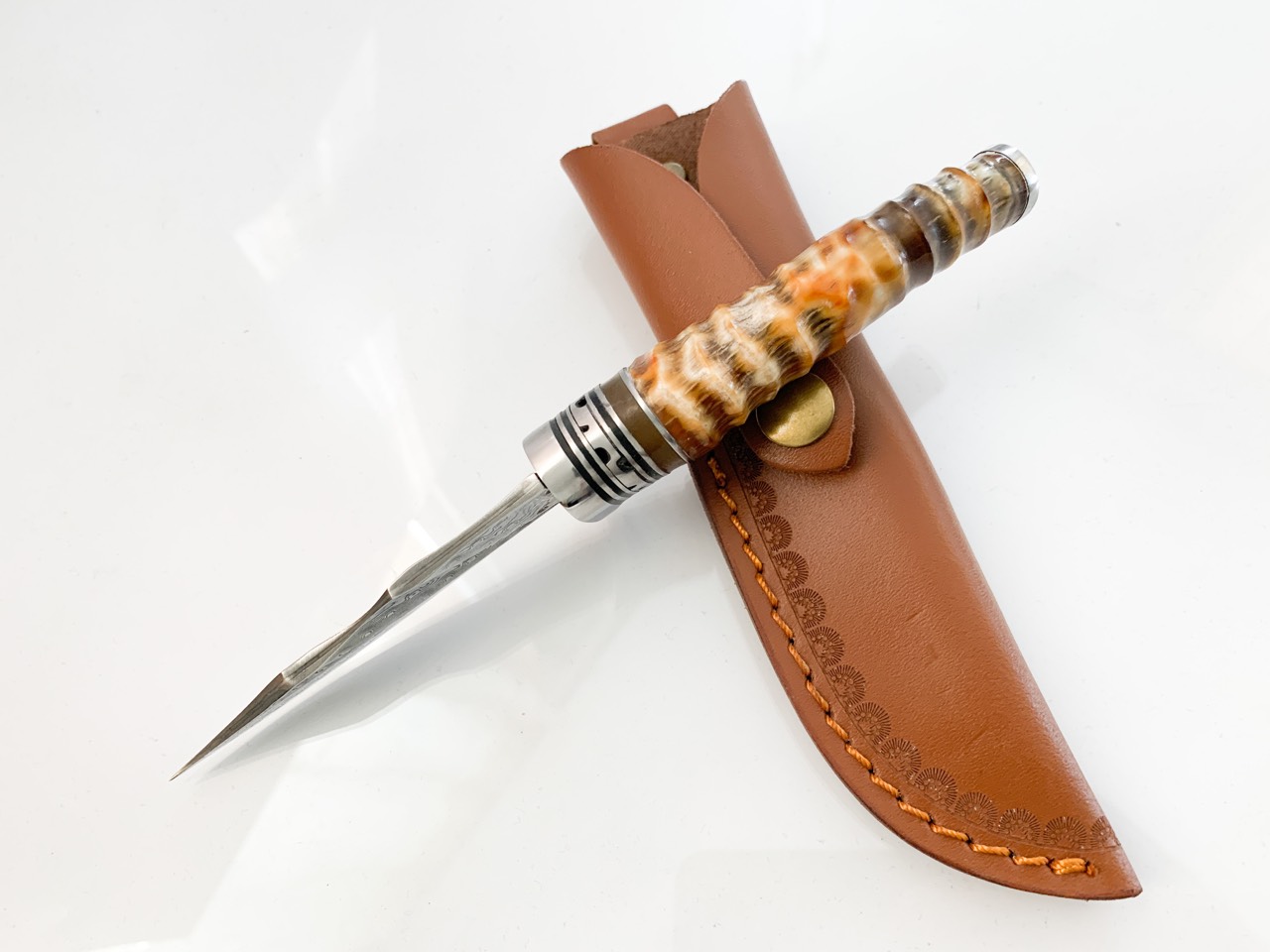 Ловен нож ръчно направен от дамаска японска стомана,дръжка от кориан имитиращ еленов рог и метален гард