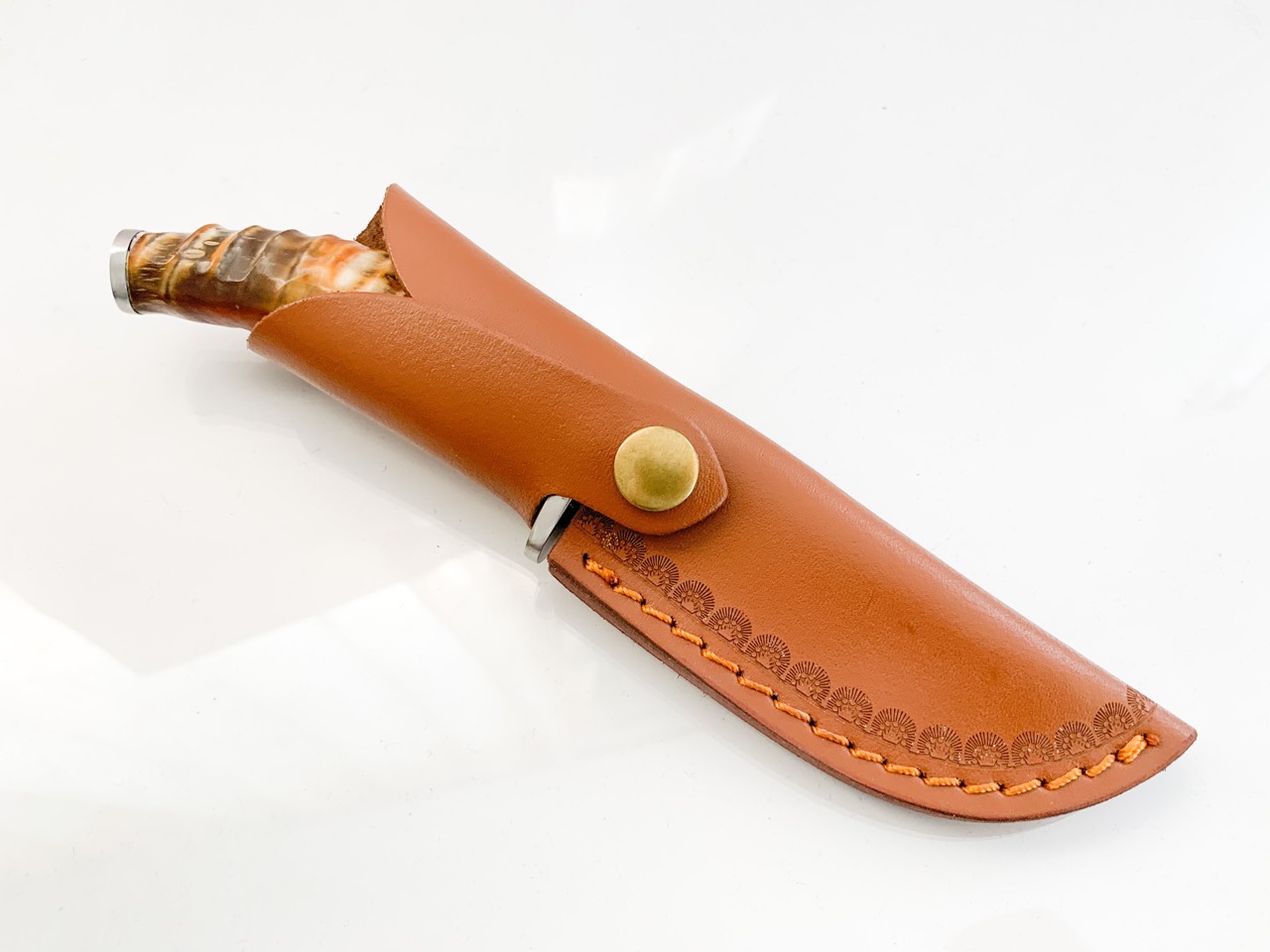 Ловен нож ръчно направен от дамаска японска стомана,дръжка от кориан имитиращ еленов рог и метален гард