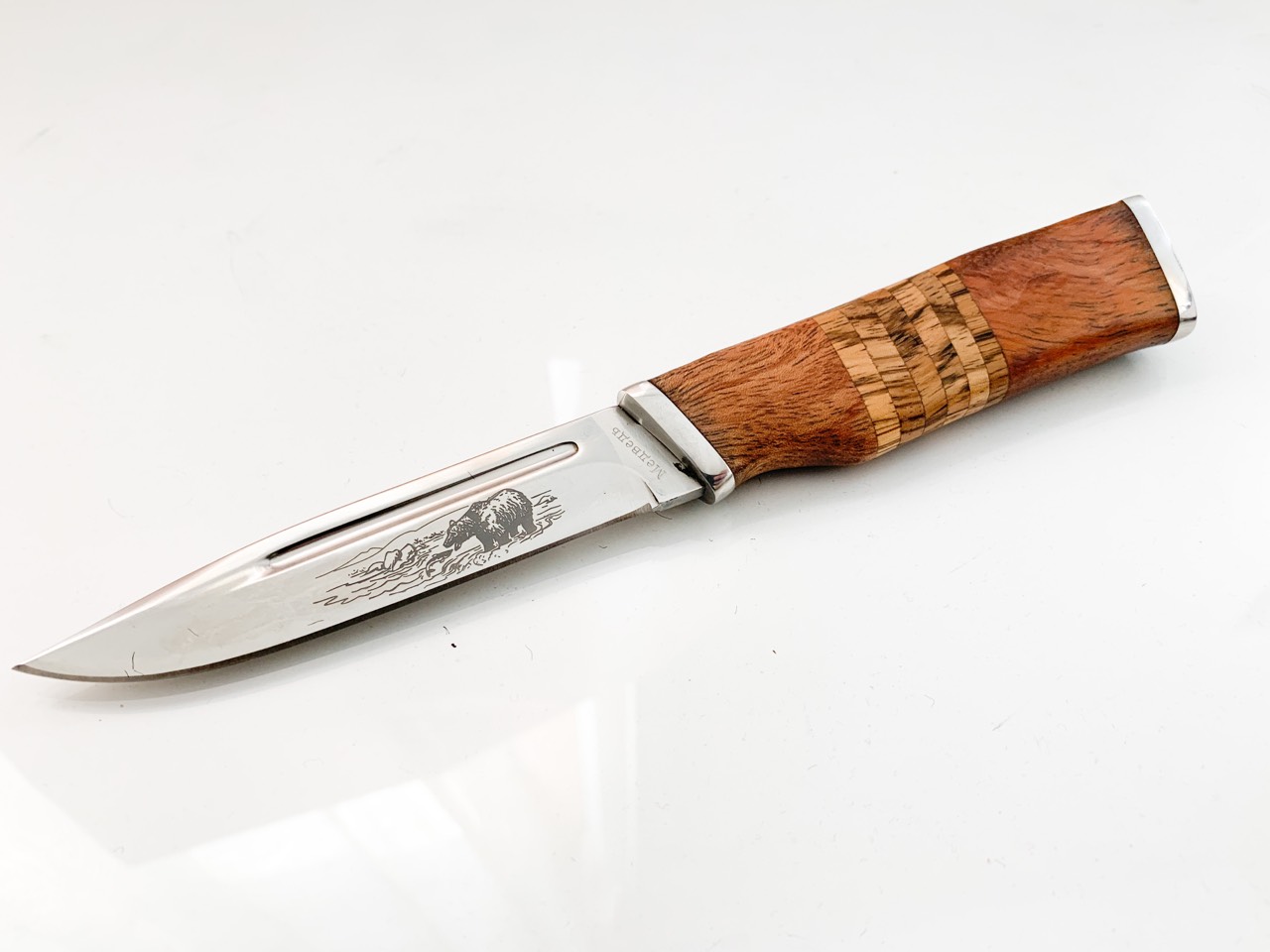 Руски ловен нож с гравирана мечка на острието стомана 65х13