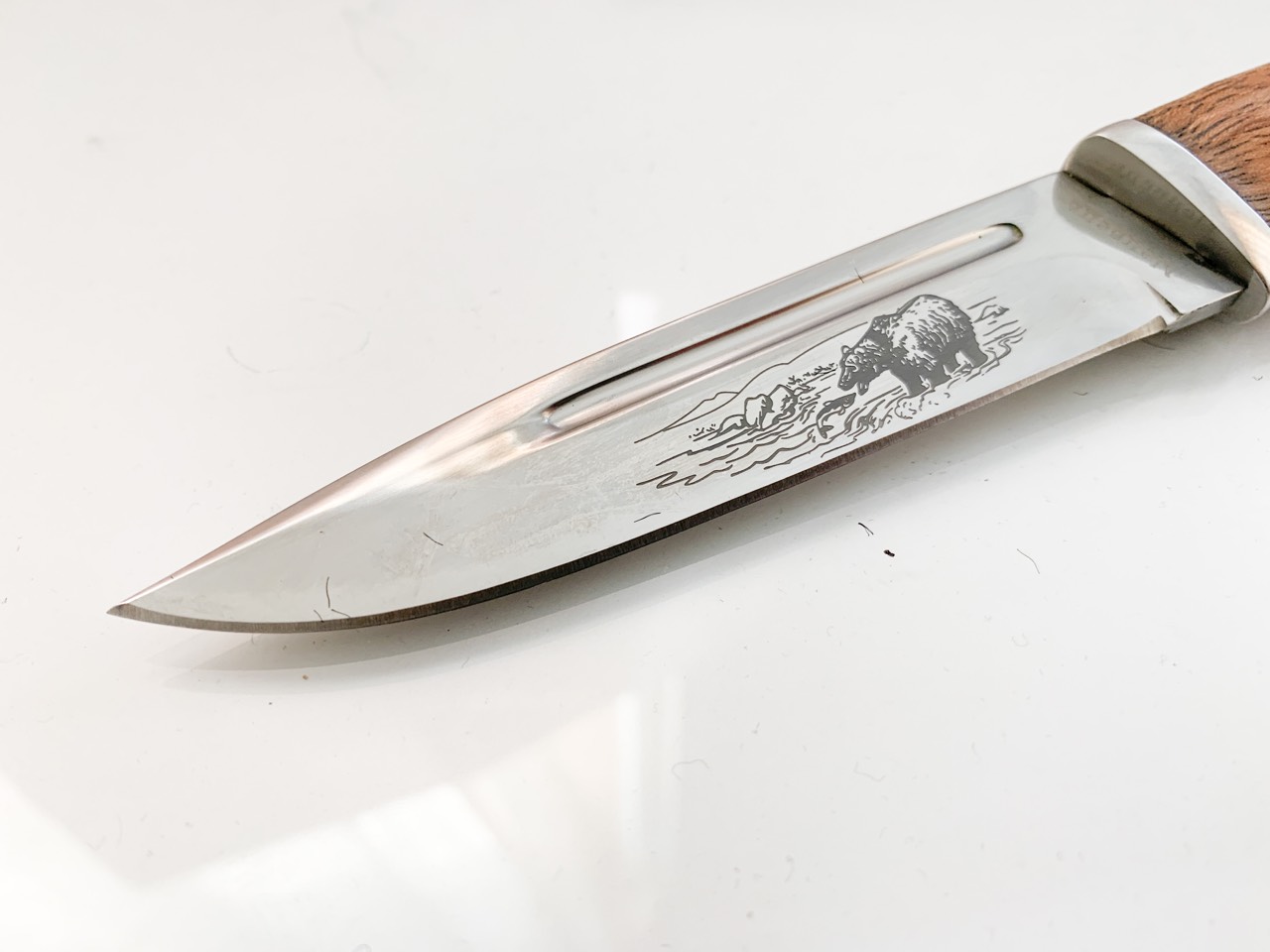 Руски ловен нож с гравирана мечка на острието стомана 65х13