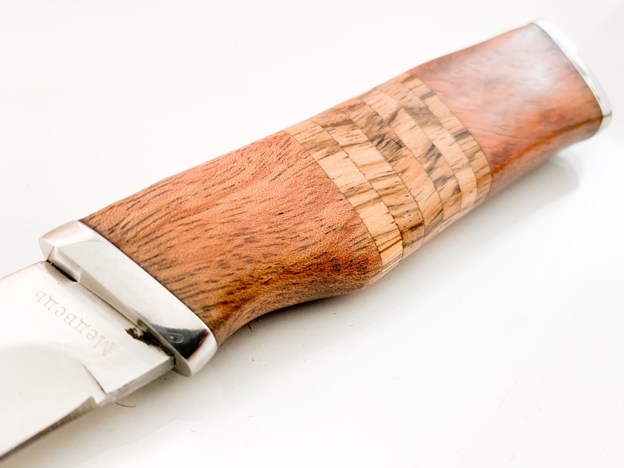 Руски ловен нож с гравирана мечка на острието стомана 65х13