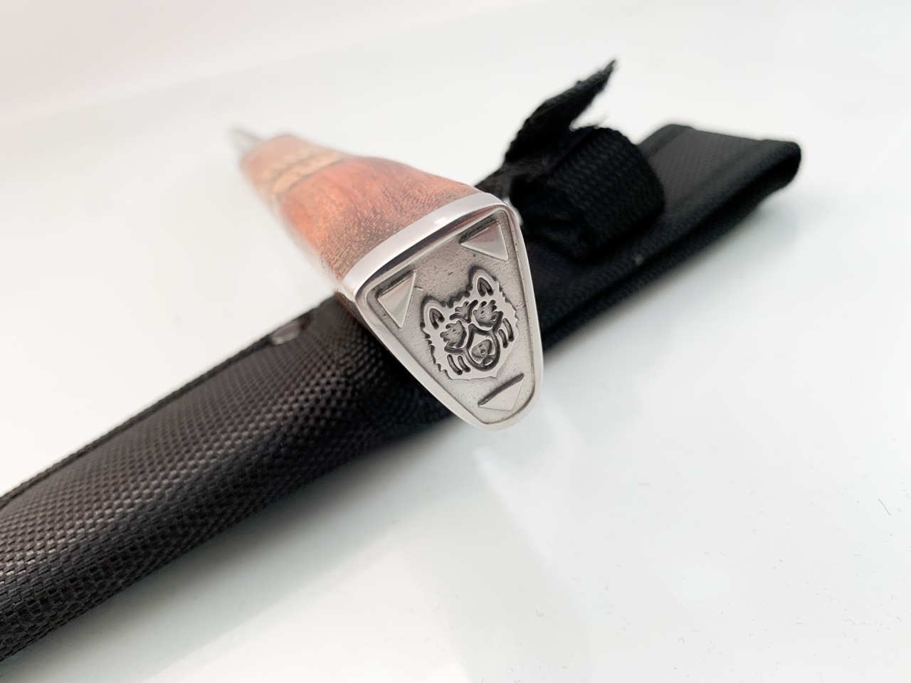 Руски ловен нож с гравирана мечка на острието стомана 65х13