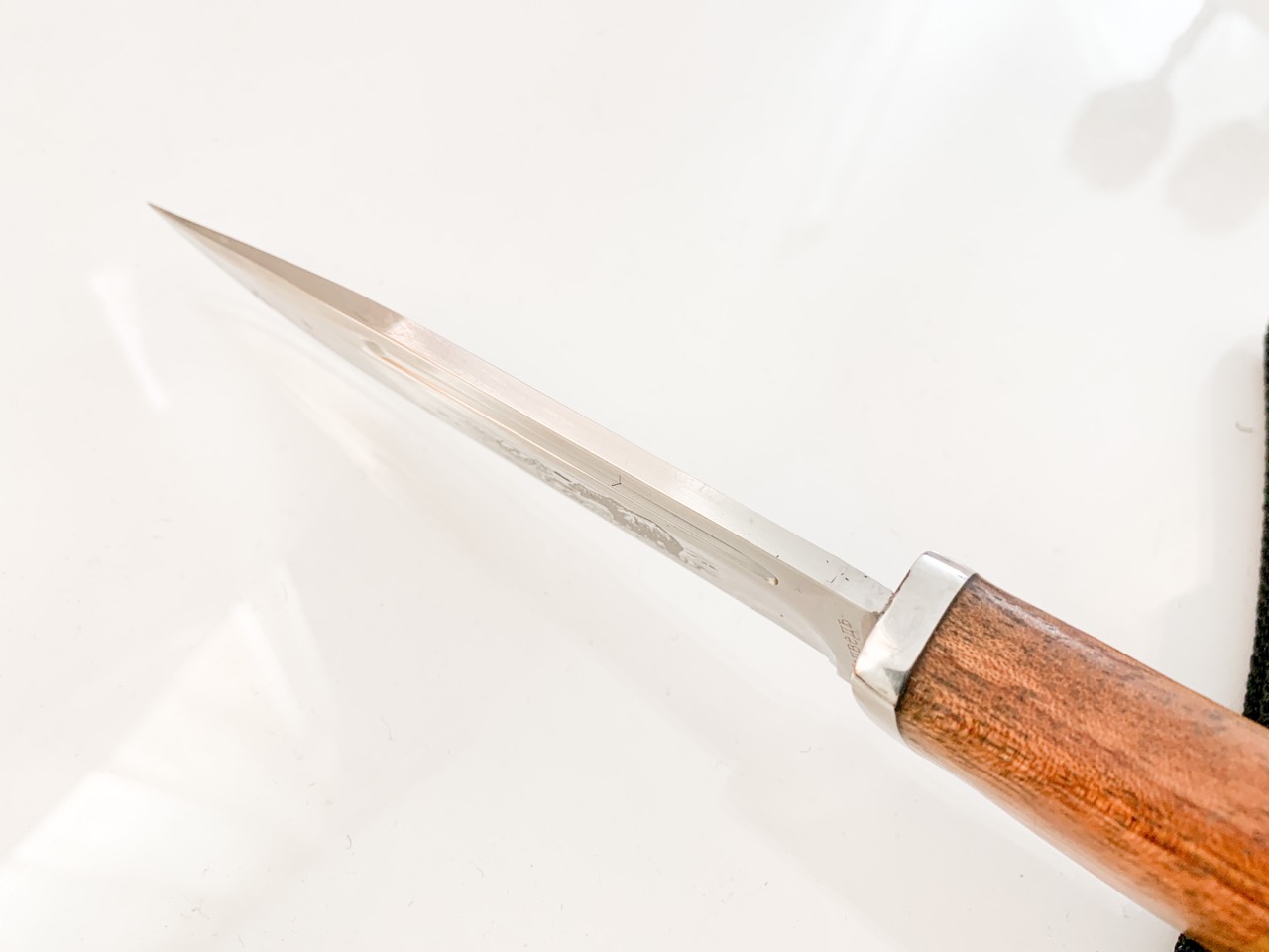 Руски ловен нож с гравирана мечка на острието стомана 65х13