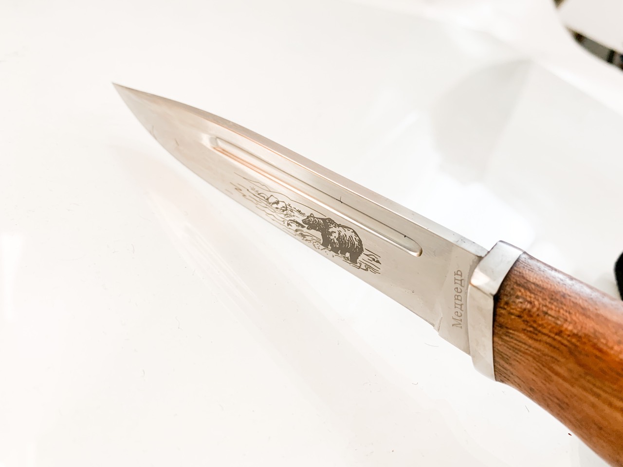 Руски ловен нож с гравирана мечка на острието стомана 65х13