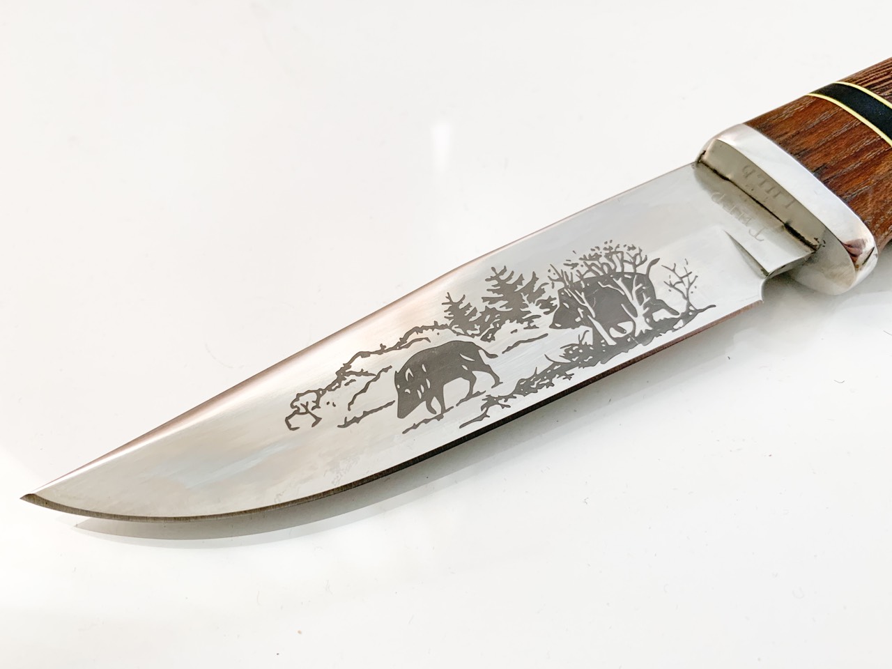 Руски ловен нож с гравирани Глигани на острието стомана 65х13