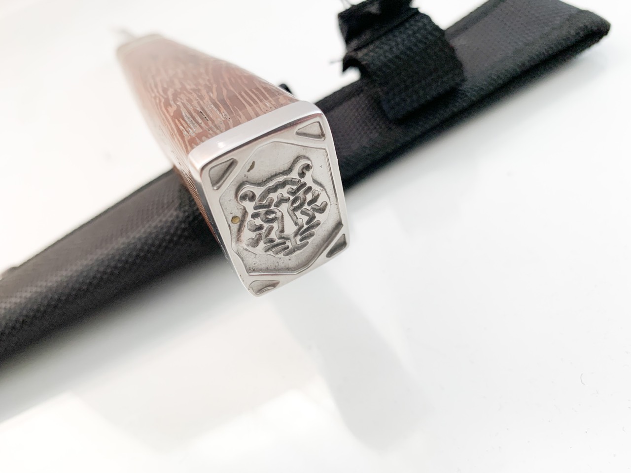 Руски ловен нож с гравирани Глигани на острието стомана 65х13