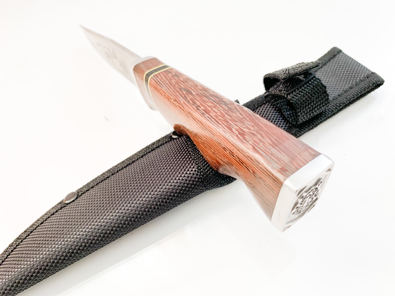 Руски ловен нож с гравирани Глигани на острието стомана 65х13