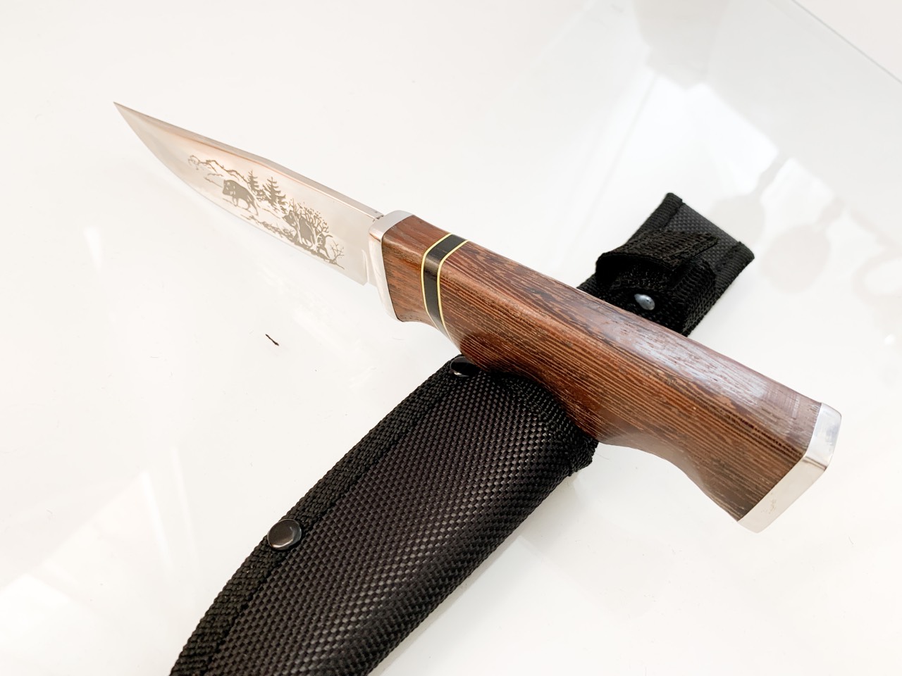 Руски ловен нож с гравирани Глигани на острието стомана 65х13