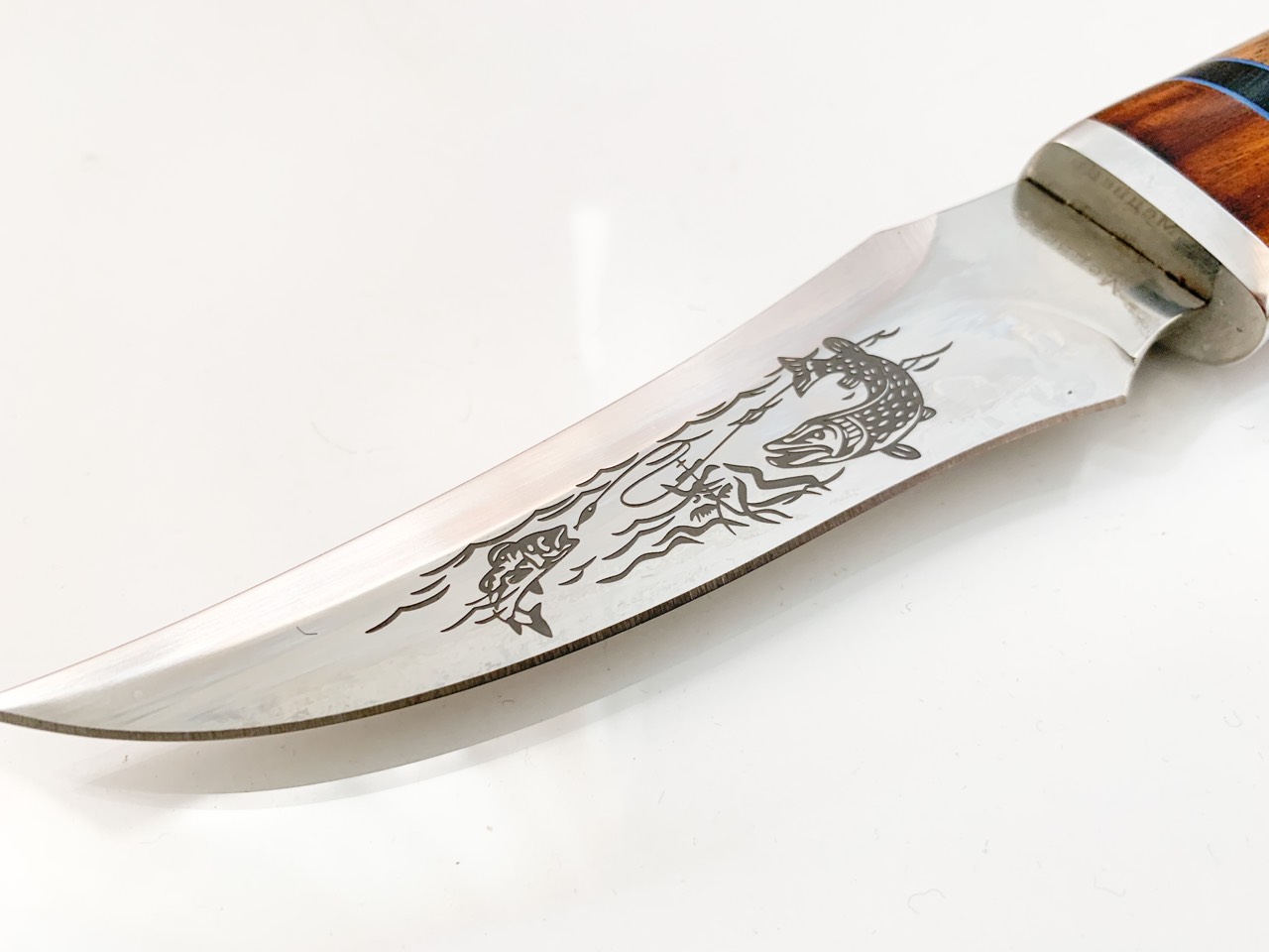Руски ловен нож с гравирани Риби на острието стомана 65х13