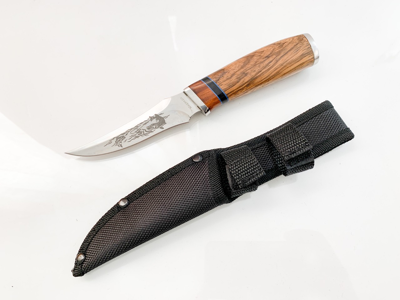 Руски ловен нож с гравирани Риби на острието стомана 65х13