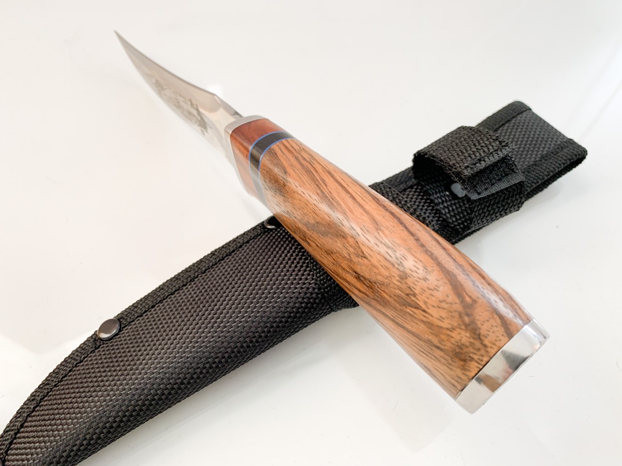 Руски ловен нож с гравирани Риби на острието стомана 65х13