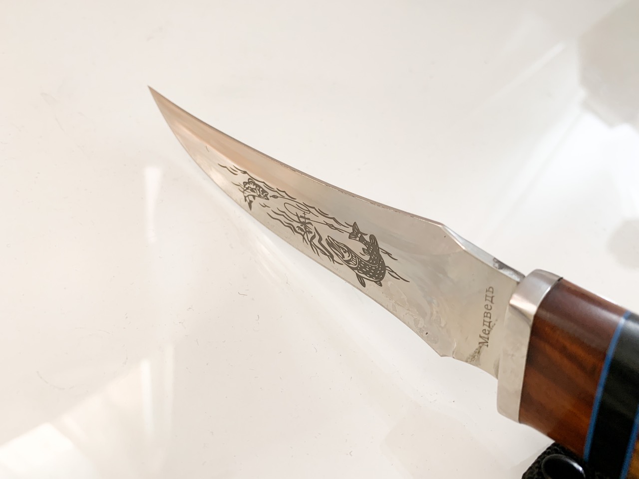 Руски ловен нож с гравирани Риби на острието стомана 65х13