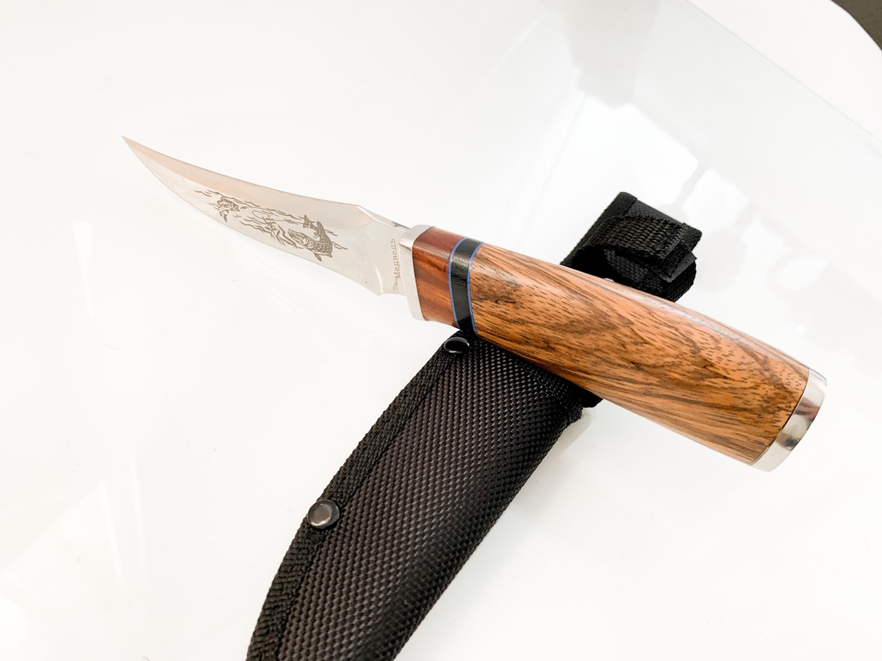 Руски ловен нож с гравирани Риби на острието стомана 65х13