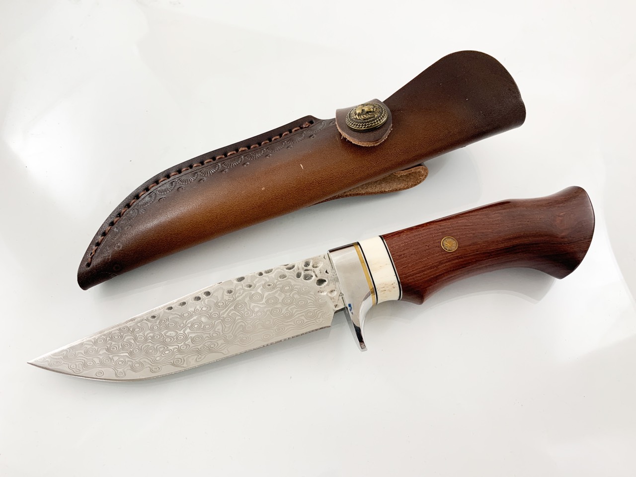 Ловен нож от дамаска стомана с дръжка от абаносово дърво и камилска кост