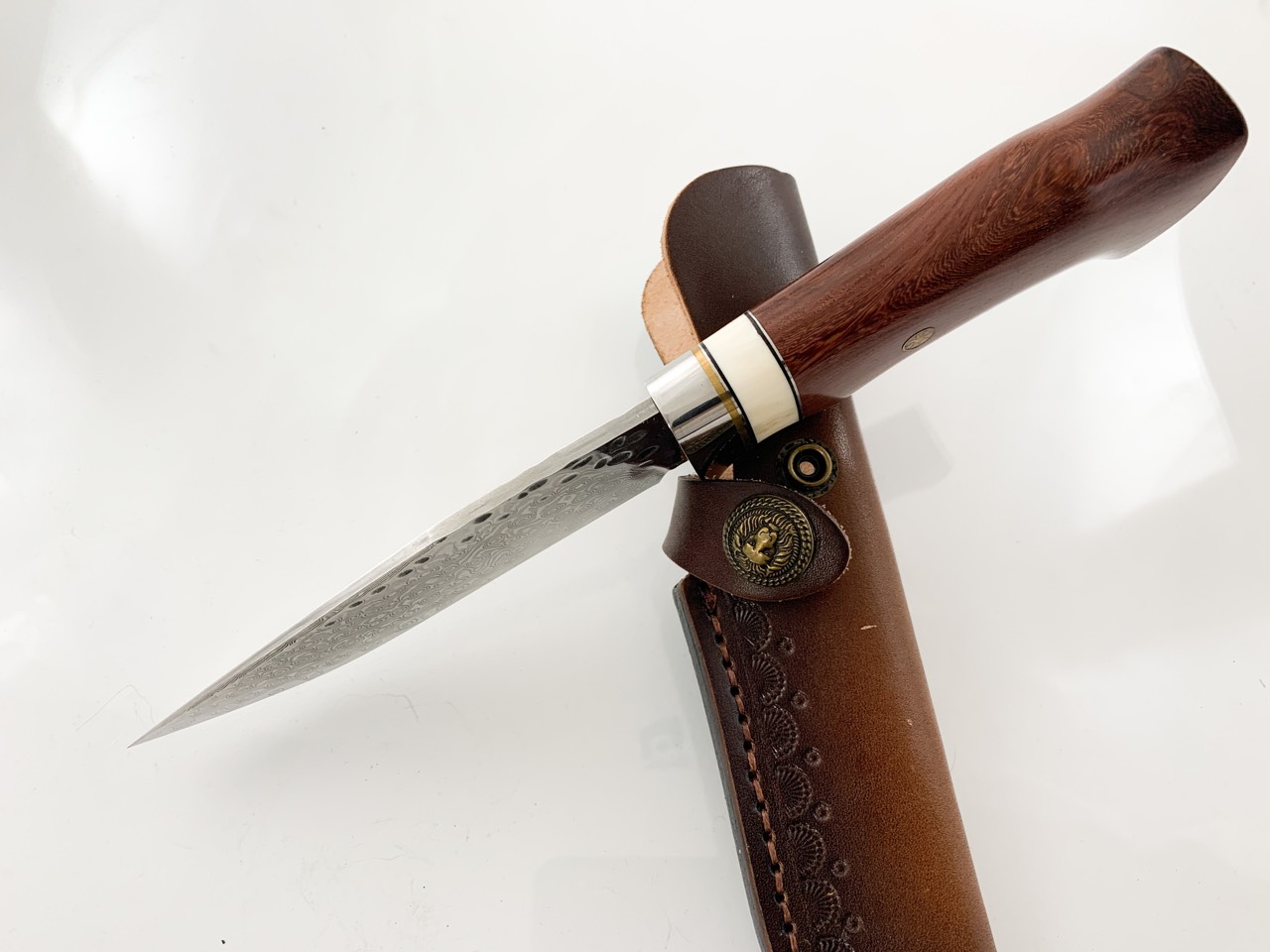 Ловен нож от дамаска стомана с дръжка от абаносово дърво и камилска кост