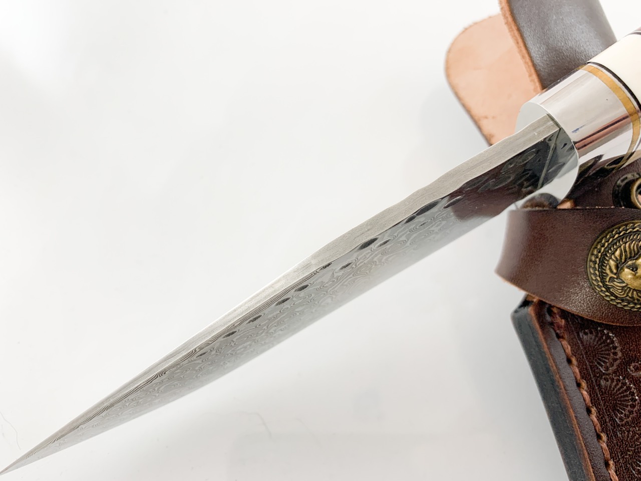 Ловен нож от дамаска стомана с дръжка от абаносово дърво и камилска кост