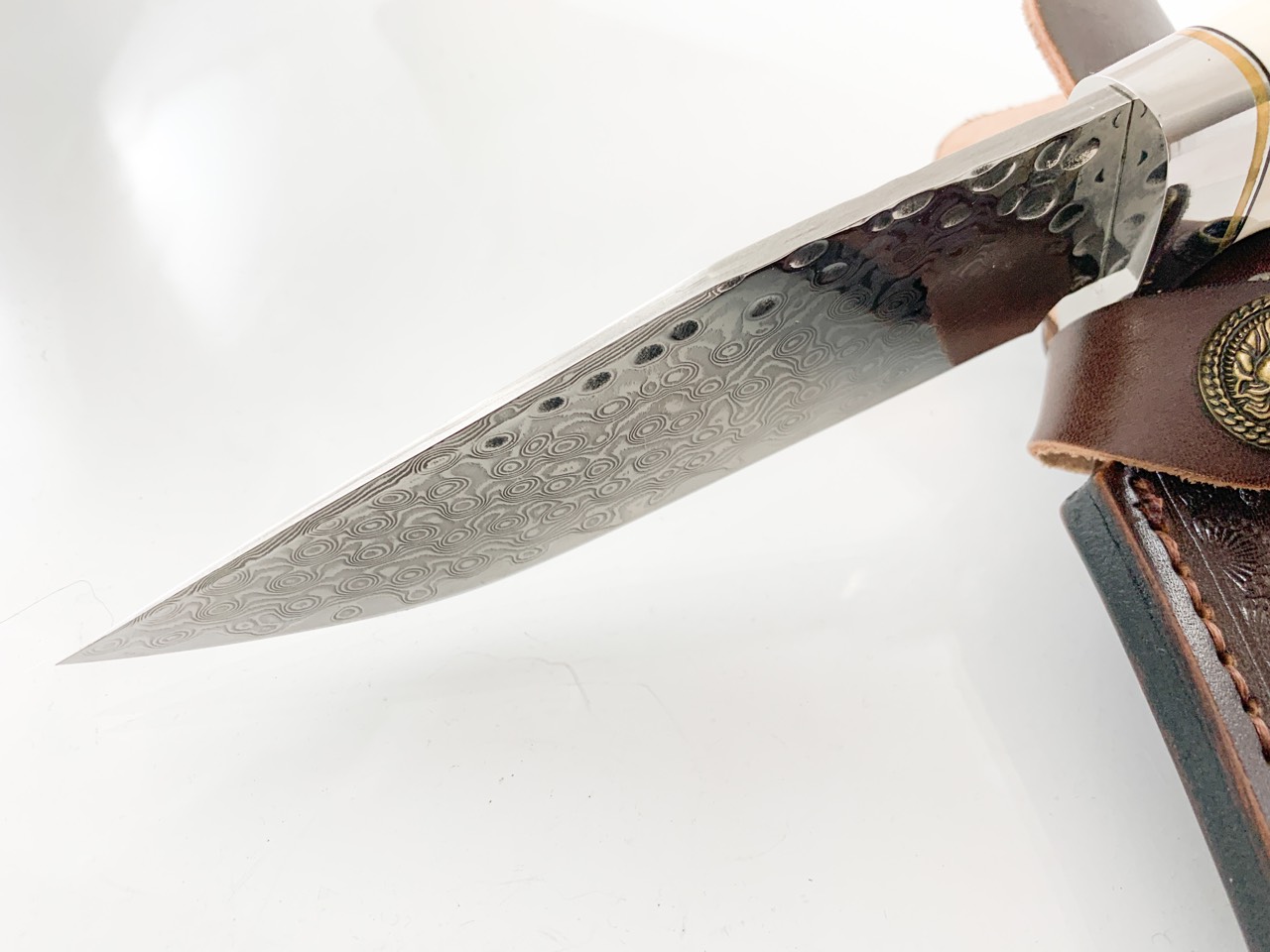 Ловен нож от дамаска стомана с дръжка от абаносово дърво и камилска кост