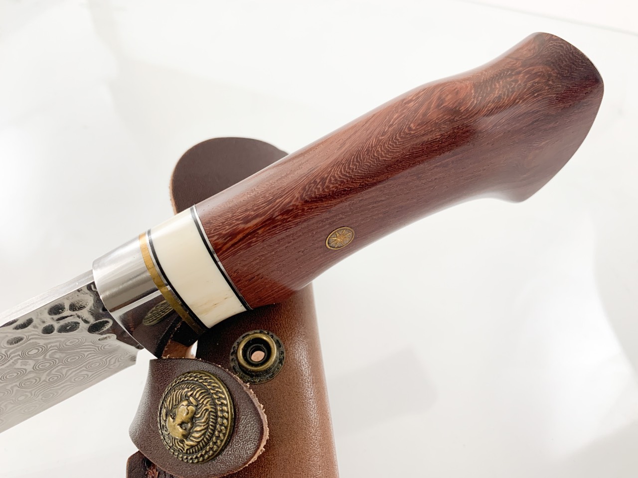 Ловен нож от дамаска стомана с дръжка от абаносово дърво и камилска кост