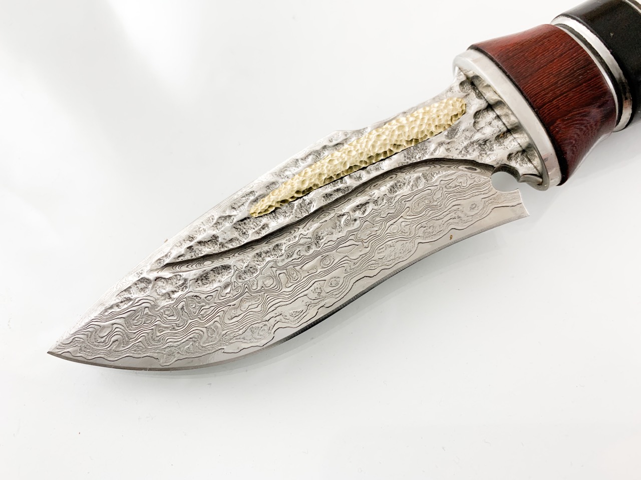 Ловен нож ръчно направен от дамаска японска стомана и бронзов елемент