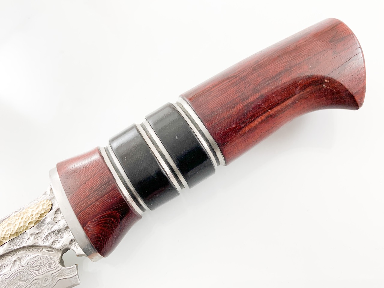 Ловен нож ръчно направен от дамаска японска стомана и бронзов елемент