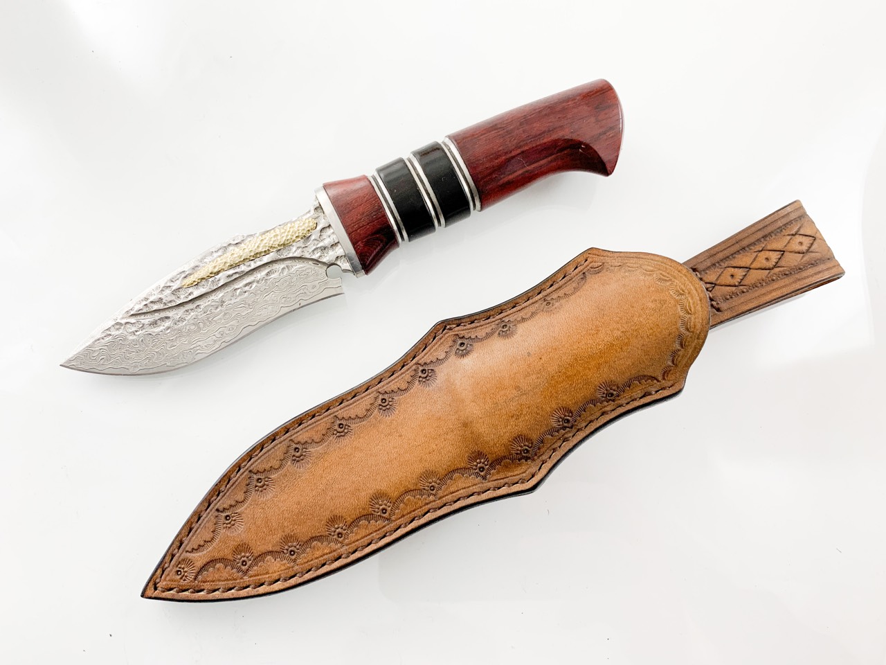 Ловен нож ръчно направен от дамаска японска стомана и бронзов елемент