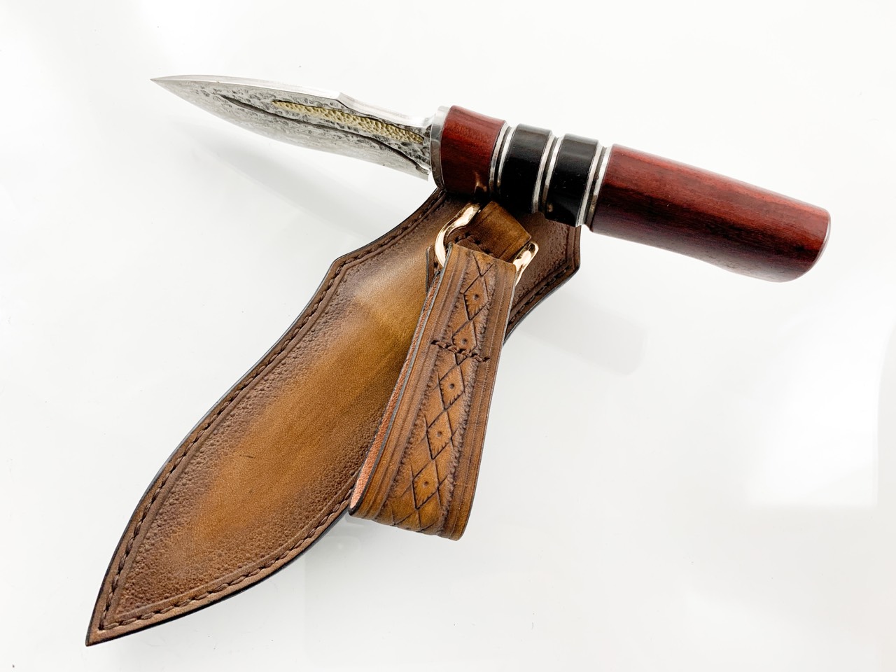 Ловен нож ръчно направен от дамаска японска стомана и бронзов елемент