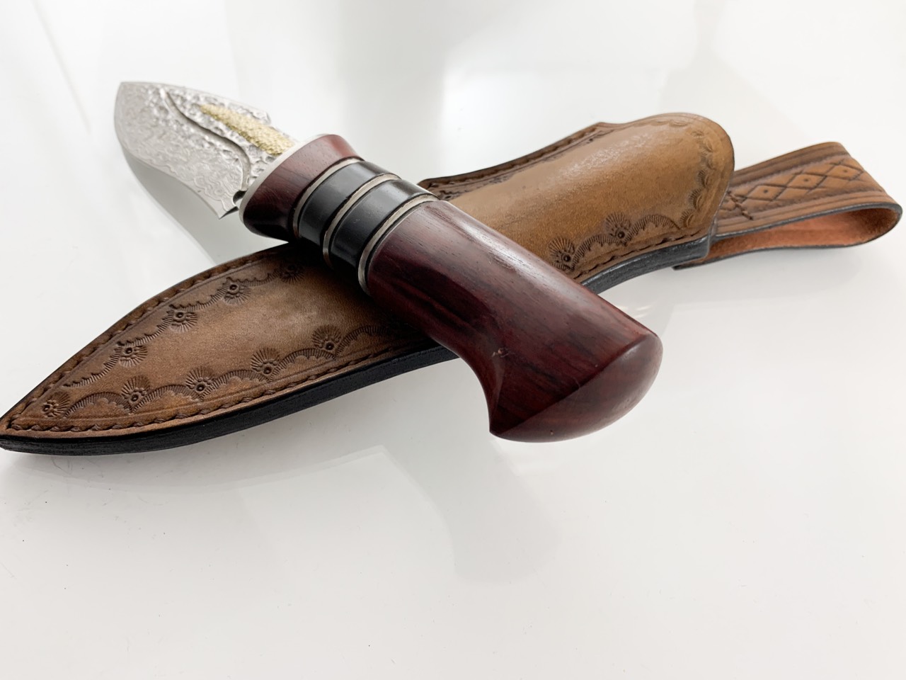 Ловен нож ръчно направен от дамаска японска стомана и бронзов елемент