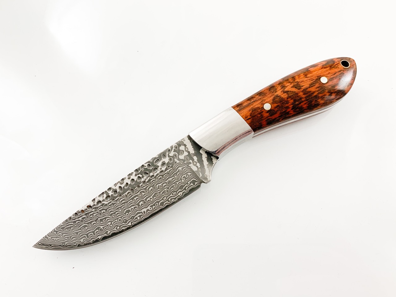 Ловен нож класически модел ръчно направен от дамаска японска стомана с чирени от Snakewood