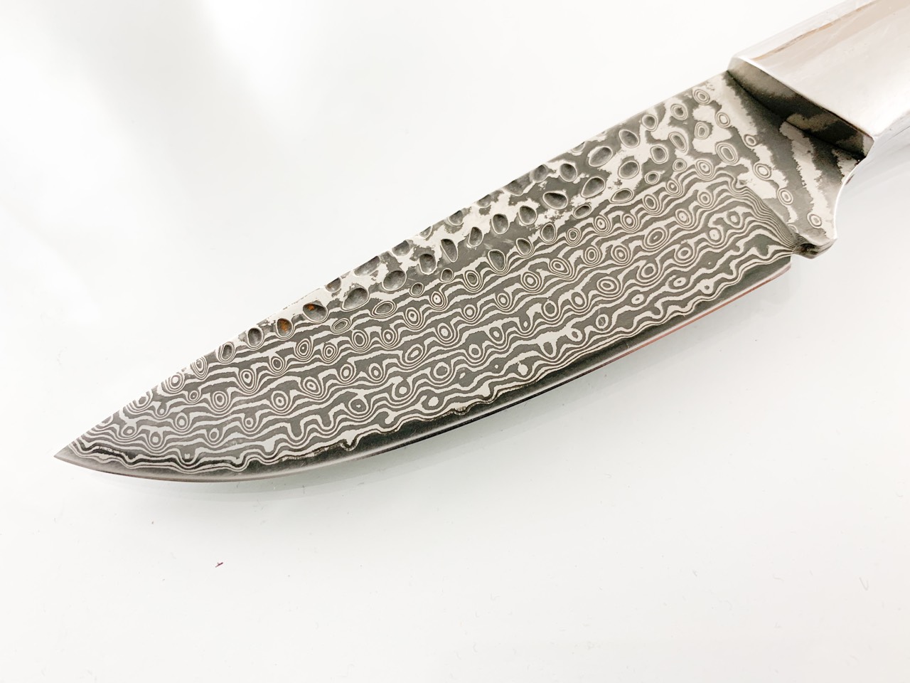Ловен нож класически модел ръчно направен от дамаска японска стомана с чирени от Snakewood