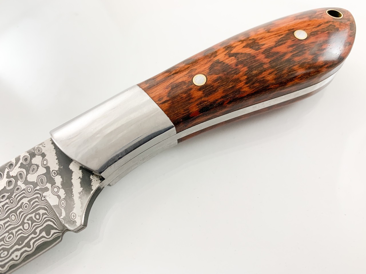 Ловен нож класически модел ръчно направен от дамаска японска стомана с чирени от Snakewood