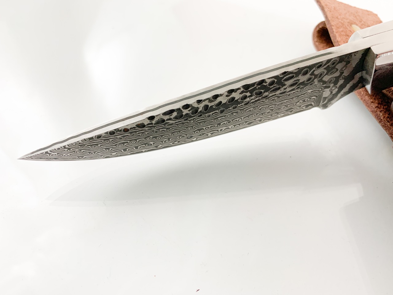 Ловен нож класически модел ръчно направен от дамаска японска стомана с чирени от Snakewood