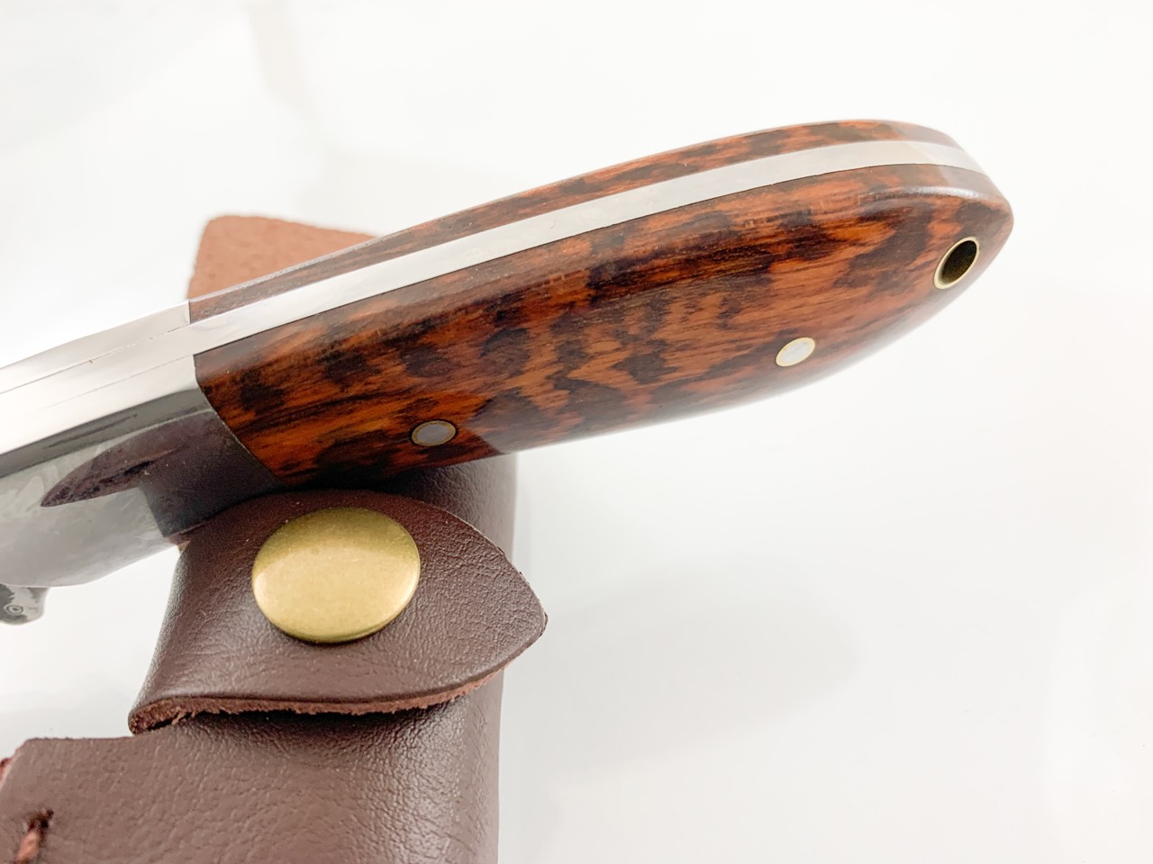 Ловен нож класически модел ръчно направен от дамаска японска стомана с чирени от Snakewood