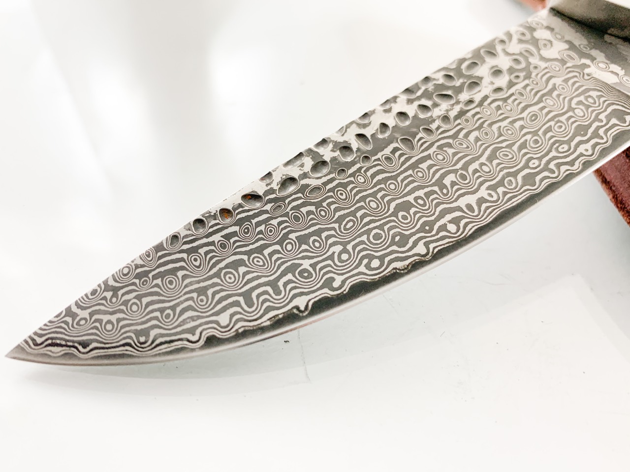 Ловен нож класически модел ръчно направен от дамаска японска стомана с чирени от Snakewood