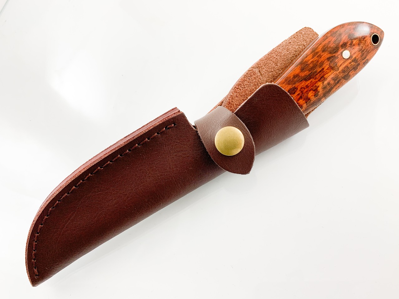 Ловен нож класически модел ръчно направен от дамаска японска стомана с чирени от Snakewood