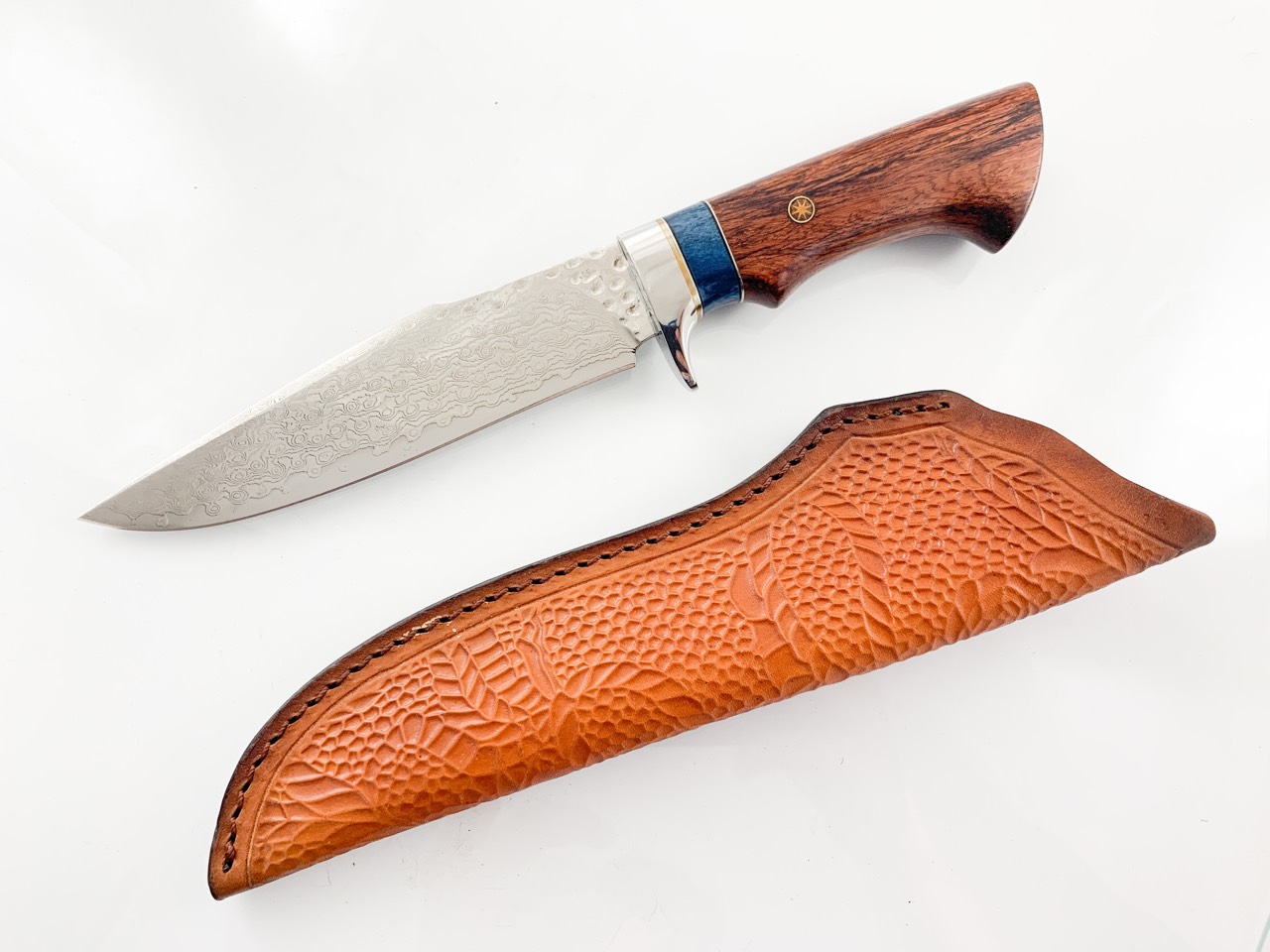 Ловен нож от японска дамаска стомана , дръжка от сандалово дърво