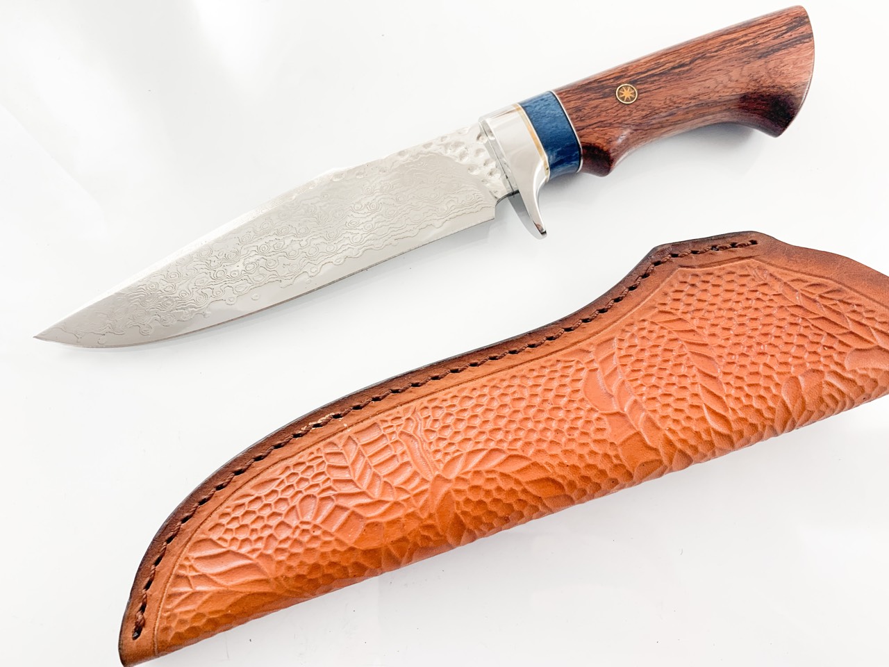 Ловен нож от японска дамаска стомана , дръжка от сандалово дърво