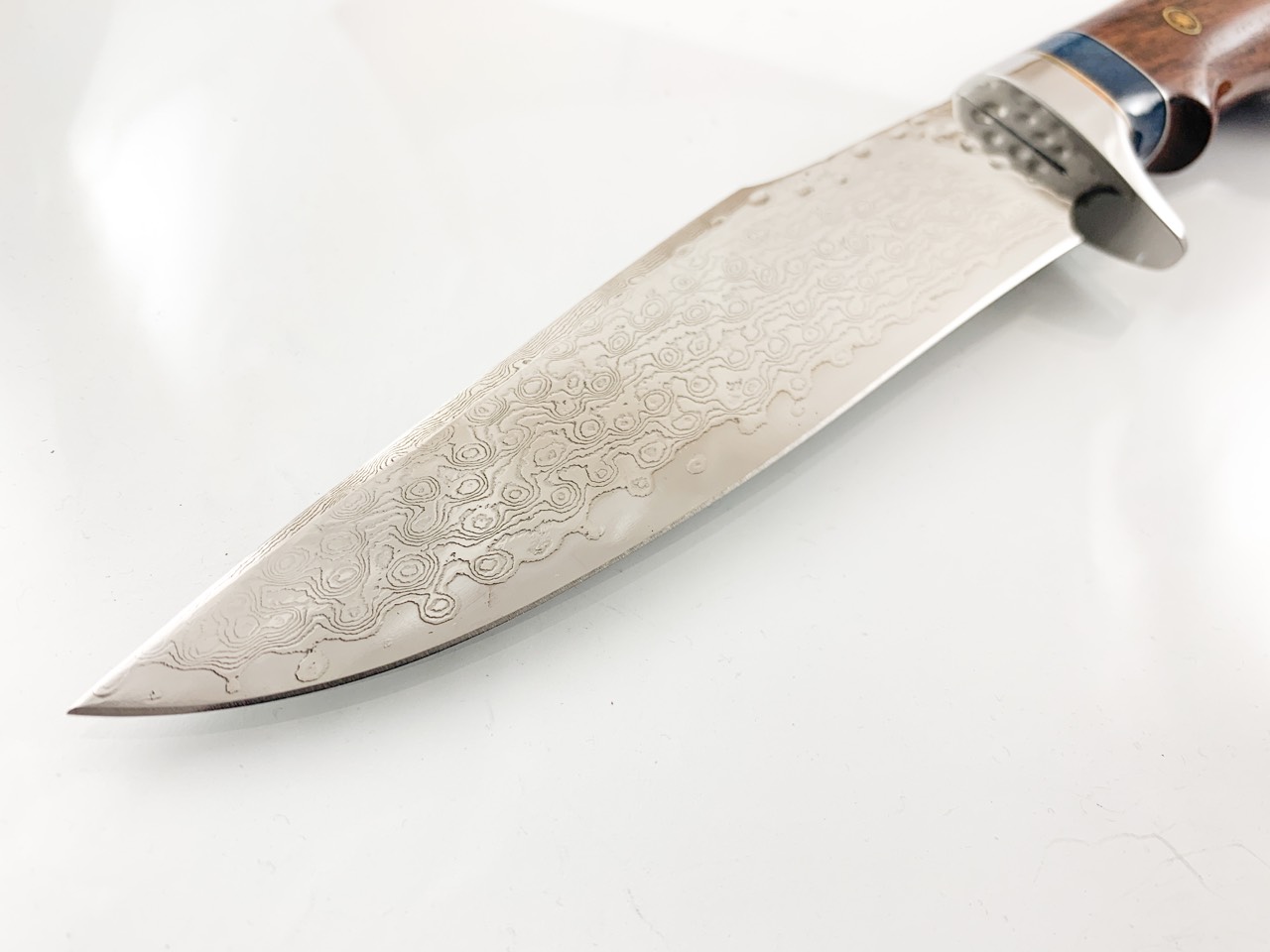 Ловен нож от японска дамаска стомана , дръжка от сандалово дърво