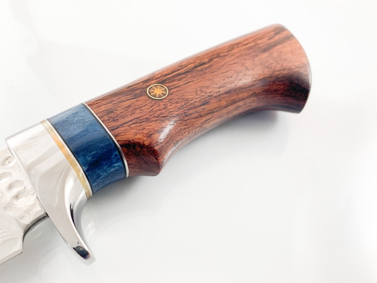 Ловен нож от японска дамаска стомана , дръжка от сандалово дърво