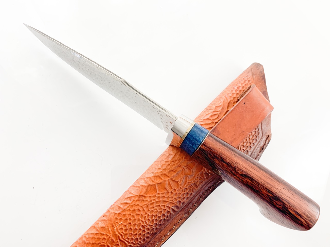Ловен нож от японска дамаска стомана , дръжка от сандалово дърво
