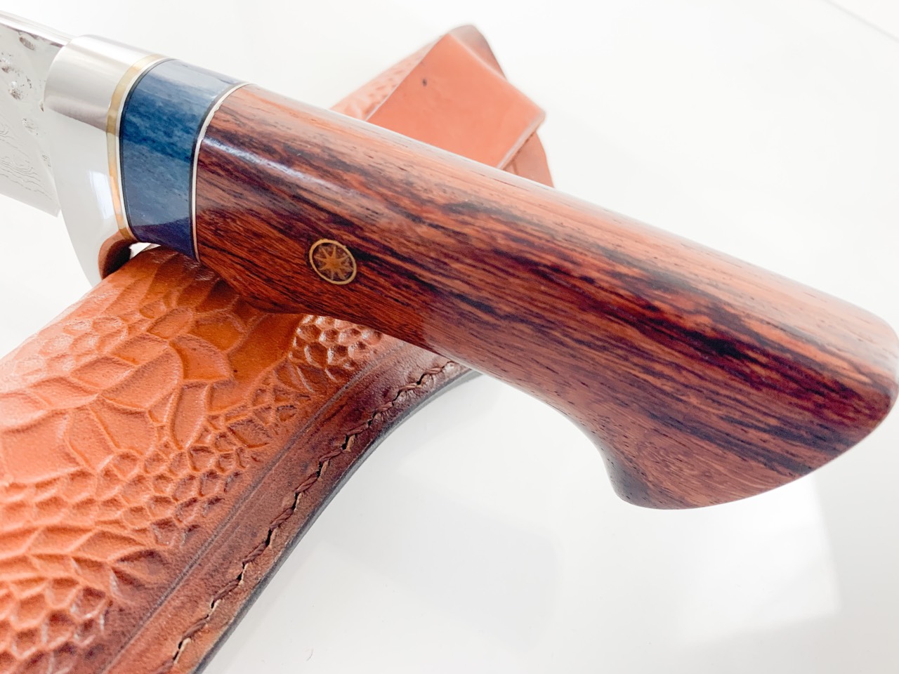 Ловен нож от японска дамаска стомана , дръжка от сандалово дърво