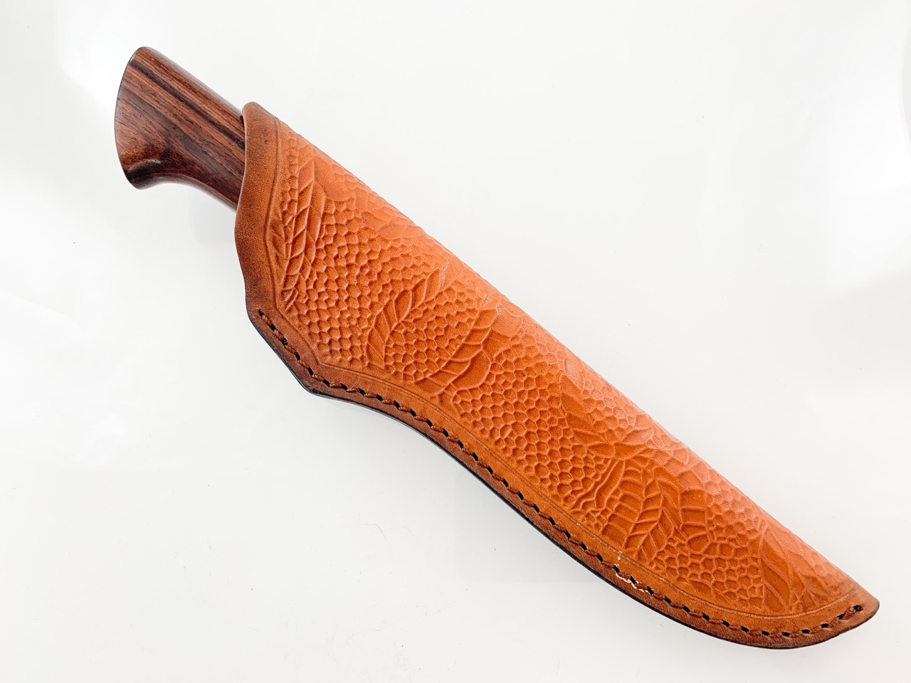 Ловен нож от японска дамаска стомана , дръжка от сандалово дърво