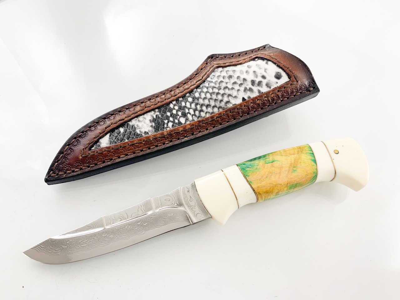 Ловен нож от дамаска стомана и дръжка от бял и цветен кориан