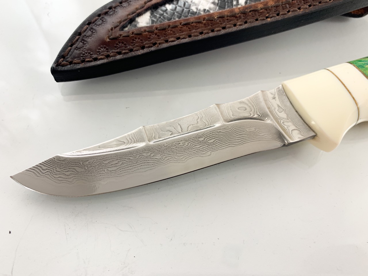 Ловен нож от дамаска стомана и дръжка от бял и цветен кориан