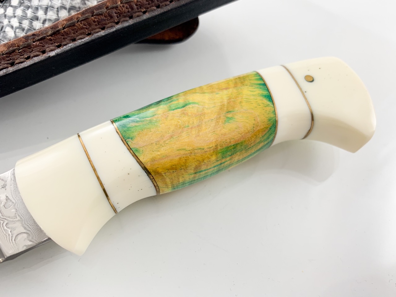 Ловен нож от дамаска стомана и дръжка от бял и цветен кориан